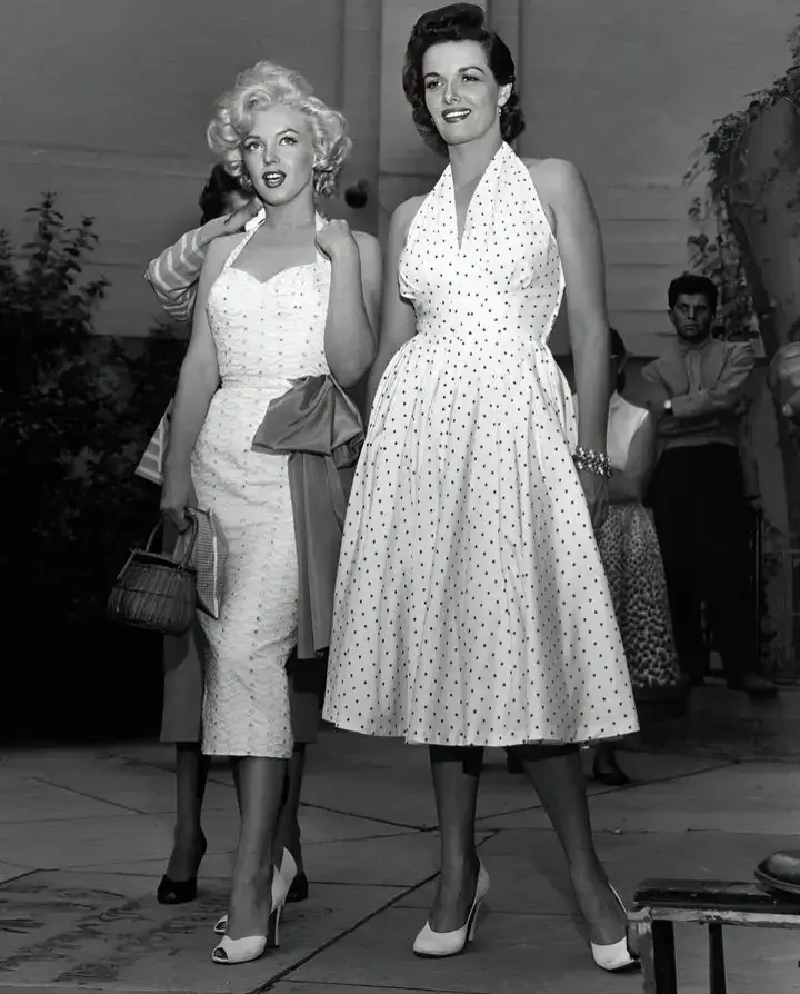 Marilyn Monroe e Jane Russell. #marilynmonroe #marilynmonroeedit #oldhollywood #edit #oldhollywoodglam #outfit #outfitinspiration #50s #fpy #fypシ #fördigpage #viral #marilynmonroeforever #janerussell #aesthetic #explore #fouryoupage #fouryou 