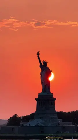 #statue #statueofliberty #liberty #ny #nyc #newyork #new_trending #relaxing #relax #beautiful #moment #captur #everything #sunset #sunsetlover #us #usa #motivationmonday #dz #dzpower #ferry #statenisland #manhattan #manhattannewyork 
