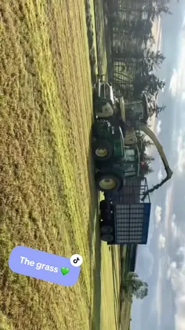 🦌 Running with the Deere 💚#onthisday #farmlife #silage #yfc #farming #johndeere #tractor 