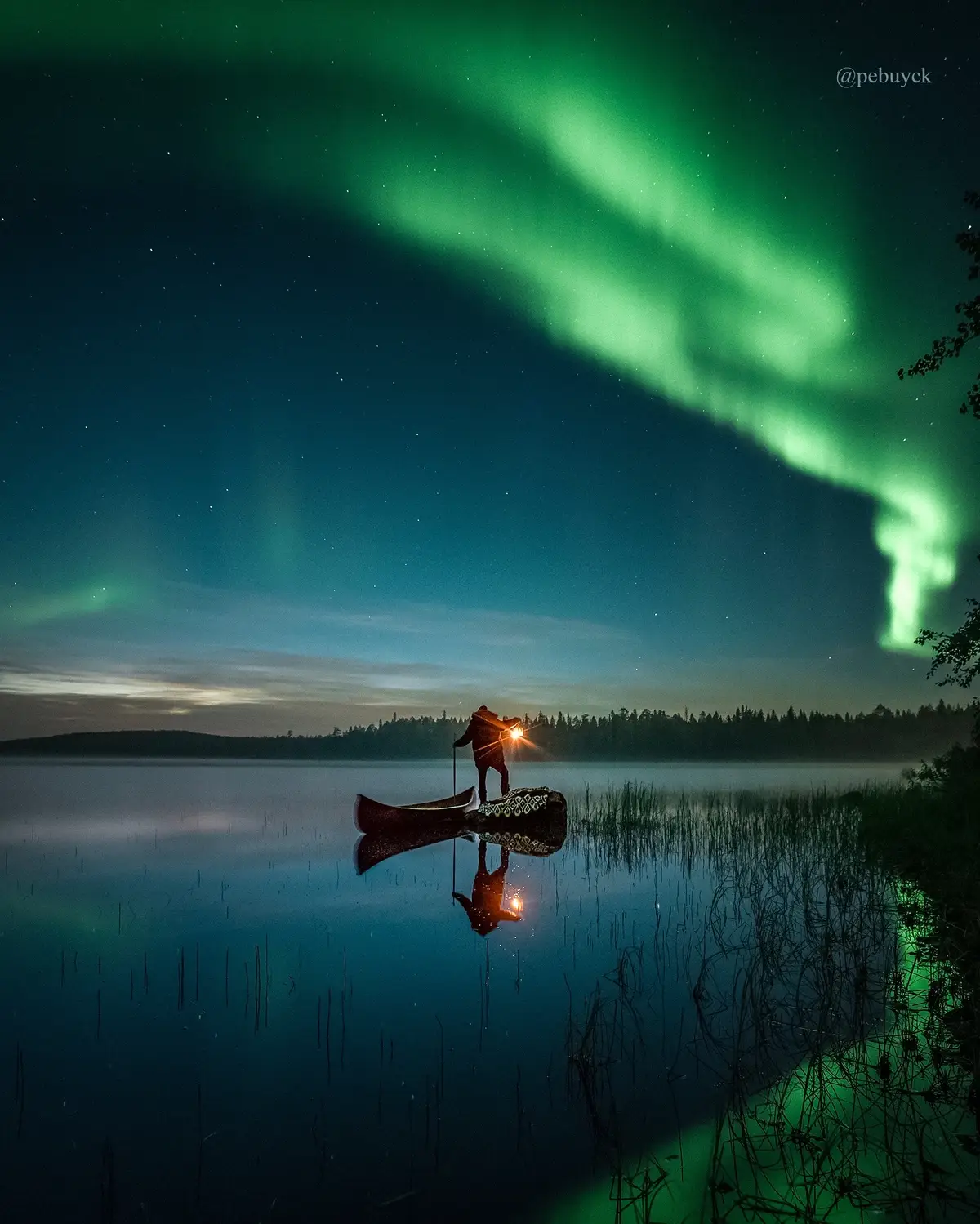 August/September is the less cold moment of the northern light season, moment of the year on which we have beautiful northern lights reflecting in lakes and rivers 👌🏻 • #northernlights #auroraborealis #auroreboreale #auroraboreal #finland #lapland #rovaniemi #arcticcircle #laponie #laponia #laponiefinlandaise #finnishlapland 