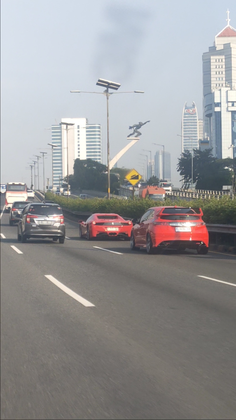 Spoted Ferrari tol dalam kota . . #sportcar #ferrari #dreamcar #redcar #pancoran #toldalamkota #jakarta #mobilmewah 