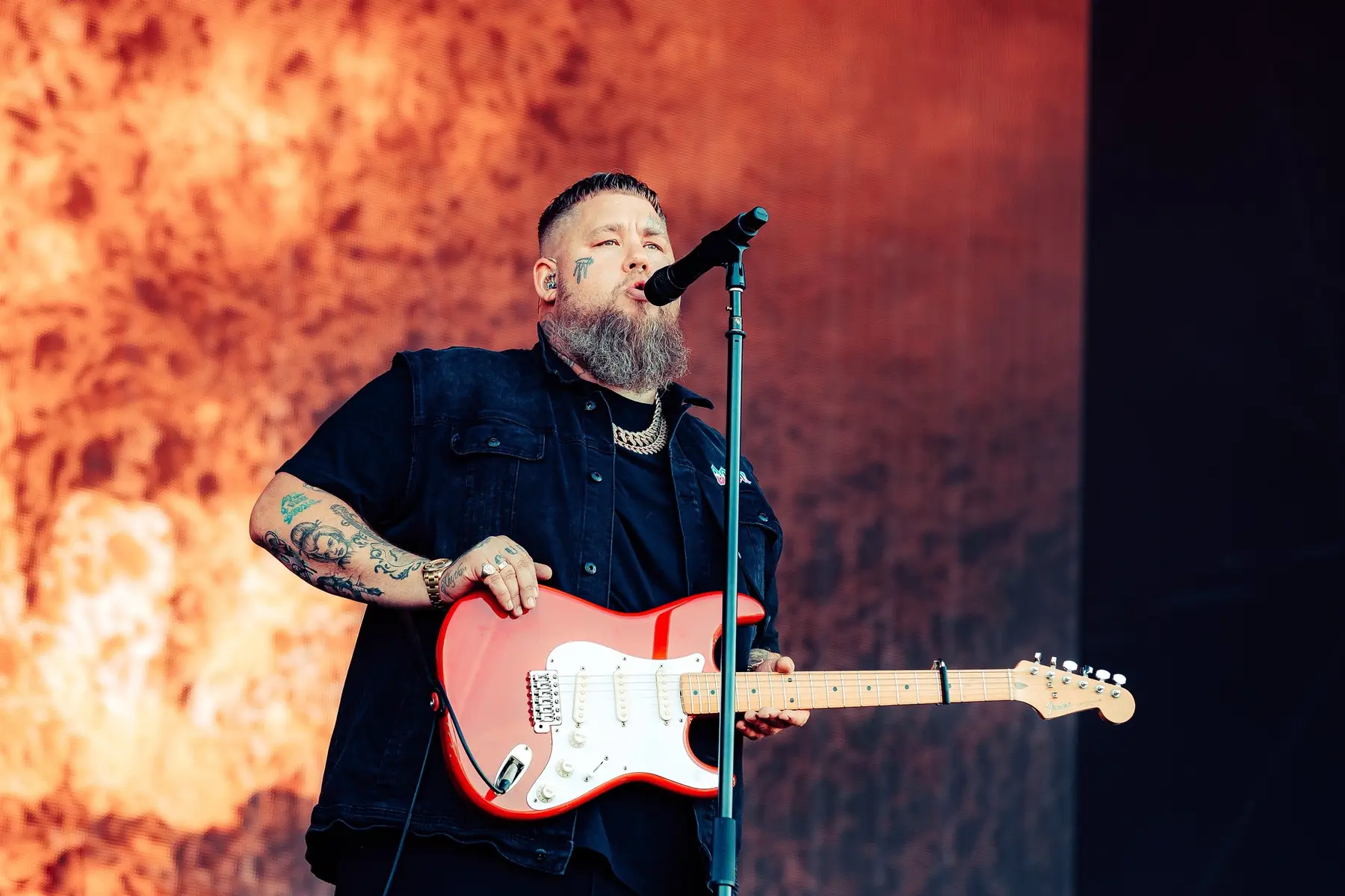 What a crowd @Latitude Festival. So good to see you again 🫶🏼 #ragnboneman #latitudefestival #livemusic #ontour #newmusic #rushofblood #festival 