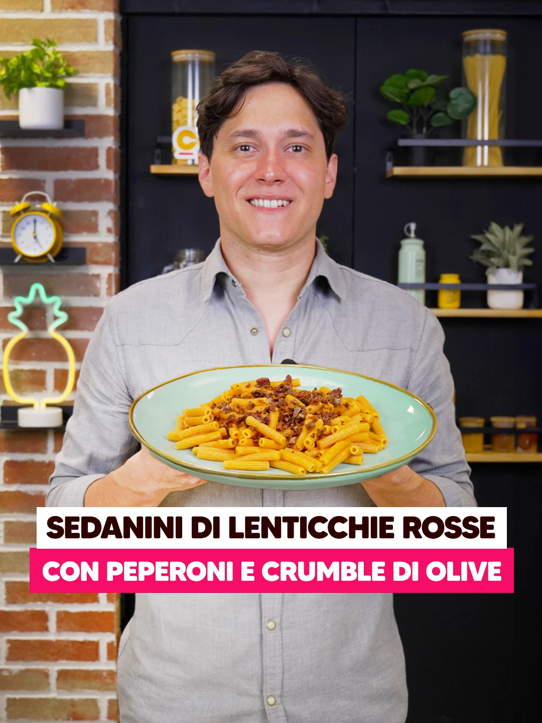 Questa pasta è fatta solo con lenticchie rosse e questo è un primo piatto gustoso e nutriente che ti farà perdere la testa! 👉INGREDIENTI: ✅per 4 persone 300g di sedanini di lenticchie rosse Felicia 4 peperoni rossi 1 cipolla olio EVO q.b. sale fino q.b. olive taggiasche sott'olio 👉 PROCEDIMENTO  Taglia la cipolla e lasciala rosolare dolcemente in padella con l'olio. Nel mentre pulisci e taglia i peperoni rossi, poi inserisci nella padella con la cipolla, regola di sale e cuocili fino a quando saranno morbidi. Frulla la salsa e setacciala, fino ad ottenerla cremosa e senza grumi. Prendi le olive, tamponale, mettile su un piatto e seccale in microonde, poi tritale con un coltello. Butta la pasta in acqua bollente leggermente salata. Quando è pronta scolala e saltala in padella con la salsa di peperoni. Impiatta cospargendo la superficie con il crumble di olive! Il piatto ora è pronto #adv