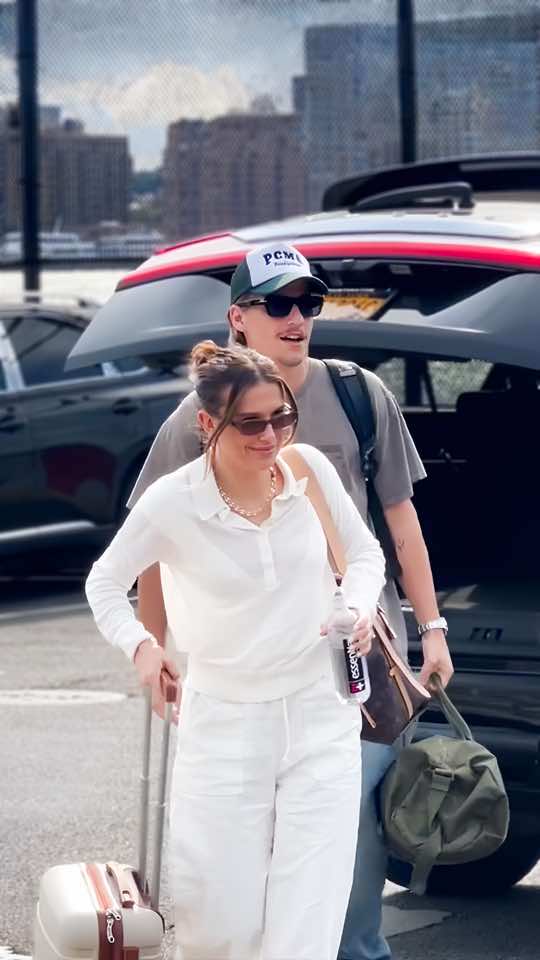 Trovateci una coppia più affiatata di loro. Di chi stiamo parlando? Ma ovviamente di Millie Bobby Brown e Jake Bongiovi. I due, che si sarebbero sposati lo scorso maggio 2024, non smettono di mostrare la loro affinità di coppia durante ogni uscita. Eccoli all’eliporto sulla West Side Highway di Manhattan, mentre arrivano con i loro bagagli. Millie, o meglio, Undici, sarà ancora protagonista nella quinta stagione di “Stranger Things”, in lavorazione in queste settimane, la serie Netflix che l’ha portata al successo, ma nel tempo libero non riesce a stare lontana dal marito, figlio di Jon Bon Jovi. E davanti all’obbiettivo i due non risparmiano un sorriso e un cenno di intesa, prima di dirigersi verso la prossima meta. Vi piacciono? [📹 BACKGRID] #whoopsee #milliebobbybrown #jakebongiovi