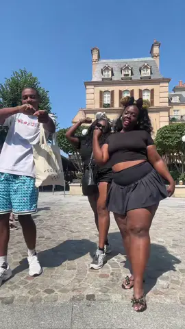 🥷🏾 in DISNEYLAND PARIS #disneylandparis 😂 #parisfrance #disneyland 