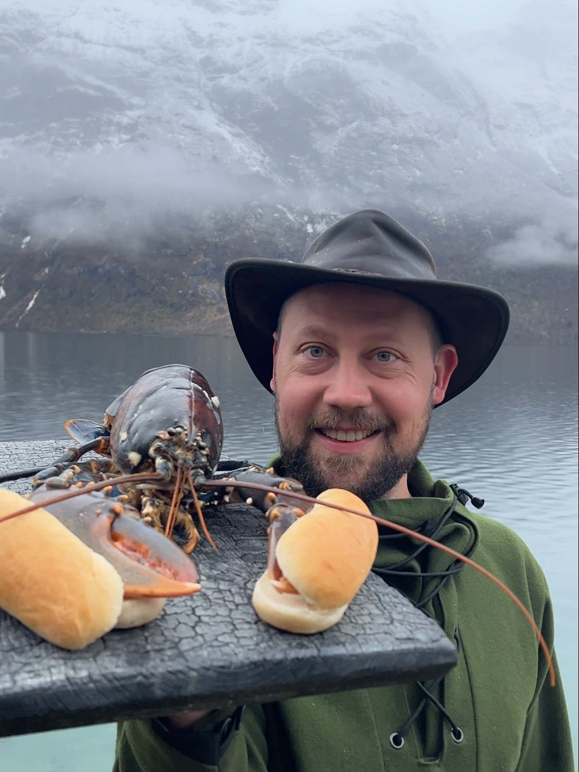 Massive Lobster for dinner. Happy to have you there as well🤓 #asmr #firekitchen #outdoorcooking #seafood