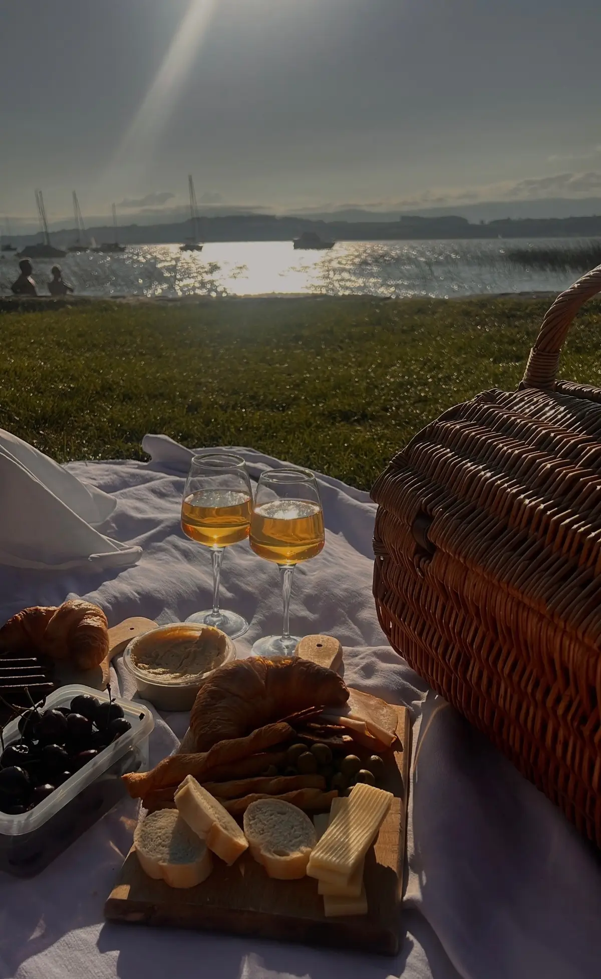 your sign to do picknicks 🧺🥖🫒🥂🌅 #Summer #picknick #aesthetic #sunset #fyp #picknickaesthetic #vibes 