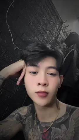 Nhìn vào ánh mắt của ah. Em biết câu trả lời rồi đó 😊