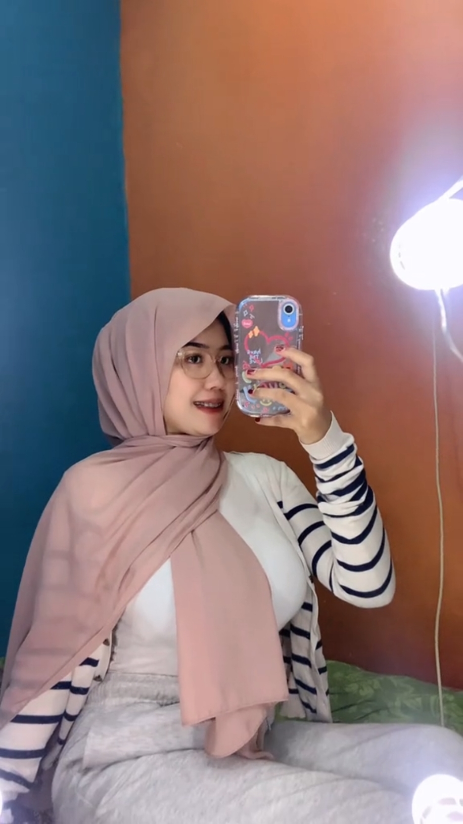 jangan percaya sama akun fake apalagi yang pake Poto atau vt saya terus minta pulsa atau apa,foto atau vt di salah gunakan akan saya pertindak lanjut kan!