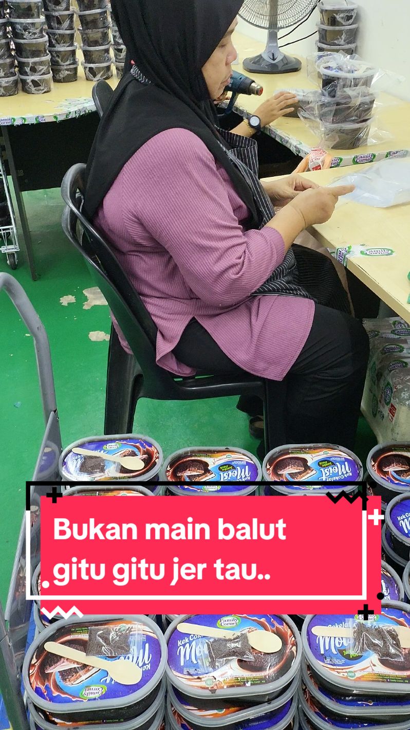 Banyak step kena buat sebelum kek cokelat moist ini nak dipos ke customer..sebab bukan mudah nak jaga kualiti kek ini semasa penghantaran ke seluruh Malaysia.Alhamdulillah masih mengekalkan rating 4.9 star untuk kek cokelat ini..#kek #cake #kekcokelatmoist #kekcoklatmoist #kekcoklat 