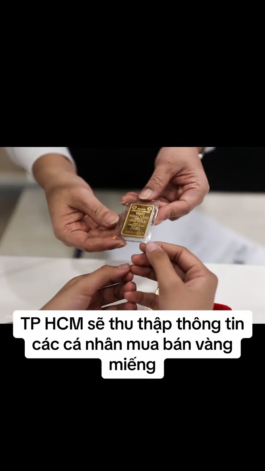 Hàng ngày, Ngân hàng Nhà nước chi nhánh TP HCM sẽ thu thập thông tin các cá nhân mua bán vàng miếng và chuyển cho công an nhằm phát hiện nghi vấn đầu cơ. UBND TP HCM vừa lập Tổ công tác đảm bảo an ninh thị trường vàng trên địa bàn, nhằm thu thập, phân tích thông tin tình hình mua bán, cũng như thanh - kiểm tra các cơ sở kinh doanh vàng miếng và sản xuất, mua bán trang sức. Đại diện Công an TP HCM làm tổ trưởng, phối hợp các cơ quan liên quan để phát hiện, xử lý các nghi vấn buôn lậu, đầu cơ, trục lợi, gây bất ổn thị trường vàng. Tổ phó là Đại diện Ngân hàng Nhà nước chi nhánh TP HCM, hàng ngày có nhiệm vụ thu thập và chuyển giao cho công an thông tin các cá nhân mua vàng tại các điểm bán vàng miếng của SJC và 4 ngân hàng thương mại trên địa bàn. Cơ quan này đồng thời sẽ nghiên cứu các giải pháp và chỉ đạo 4 ngân hàng thương mại cùng SJC phát hiện các cá nhân nghi vấn được thuê mua, thu gom vàng, cung cấp thông tin kịp thời cho lực lượng công an. #hcm #sjc #vangmieng #xuhuong 