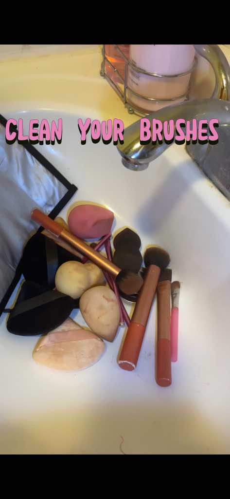 Safe way to clean your makeup brushes #makeup #beautyhacks #makeupbrushes #makeuptools #makeuptips #makeupbrushcleaning #fypシ゚viral #fyppppppp 