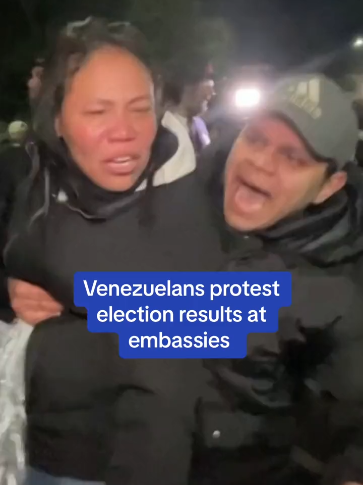 Despite multiple exit polls suggesting otherwise, just after midnight Venezuela’s electoral authority said incumbent President Nicolas Maduro had won his third term. Outside the Venezuelan embassies in Buenos Aires and Mexico City, Venezuelans gathered, screaming ‘fraud’ at the government. #venezuela📷 #election #news #breakingnews #Maduro #vote #mexico #argentina📷