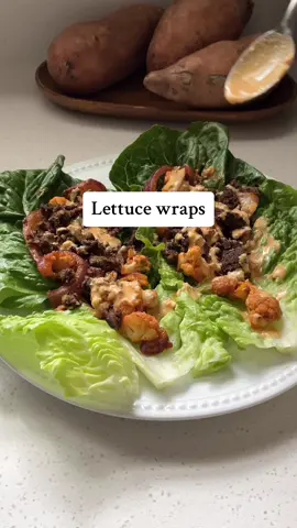 Lettuce wraps 🌱 ⁣ ⁣ I filled my romaine lettuce with roasted cauliflower, onions, mushrooms, and a homemade walnut-mushroom grounds. Then topped with a cheese sauce. ⁣ ⁣ Use your favorite protein, sauce, cheese, etc. This is totally customizable and a great beginner friendly meal for all! ⁣
