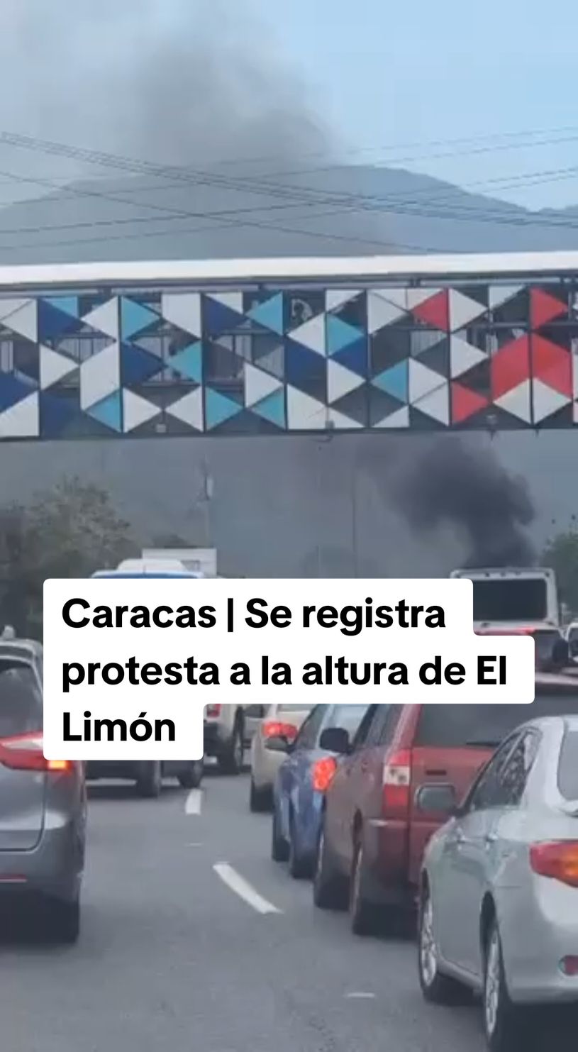 Caracas | Se registran protestas en alguna zonas, a la altura de El Limon en la autopista Caracas - La Guaira ciudadanos trancan el paso como protesta a los resultados de las elecciones presidenciales del día de ayer. Video: Cortesía