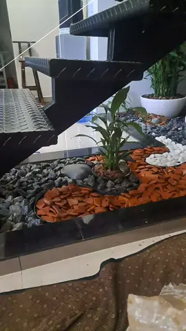 decoración de jardín interior debajo de una escalera 