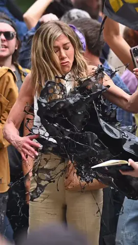 #JenniferAniston got black paint thrown at her during the making of The Morning Show 😮😬 #fyp#fypツ #act2wo 
