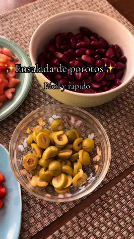 🫘ENSALADA DE POROTOS🫘 Hoy les dejó una idea para el almuerzo/cena muy fácil, rápida, rica y más encima muy saludable🤭🤩 Ingredientes: • Porotos rojos🫘(1 caja o 230 g) • Pimentón rojo🫑(1/4 unidad o 50 g) • Tomate🍅(1 unidad sin pepas o 120 g) • Aceitunas🫒(11 unidades pequeñas) • Para aliñar: Jugo de limón🍋, aceite de oliva y sal (opcional) Estas cantidades dan para 2 personas o 2 porciones💁🏼‍♀️ Si quieren agregarle más tomate o pimentón, agrégenle todo lo que quieran, recuerden que son verduras llenas de nutrientes para nuestro organismo y debemos comer por lo menos 3 porciones al día todos los días, asique sáquenle provecho a las verduritas que además nos darán más saciedad en esta preparación💁🏻‍♀️💜 ¿Necesitas asesoría nutrional? Comenta “💜” y te envío toda la información por mensaje💪🏻✨ #recetasrapidasyricas #recetasfaciles #recetassaludables #nutricionsaludable 