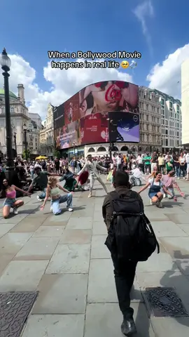 The part you’ve all been waiting for #SheSaidYes #Proposal #RealLifeMovie #Bollywood #TuMeri #TenuLeke #Dance #Dancers #bollyco #fypdesi #flashmob #piccadillycircus #londonlandmarks #iconic #brownboy 