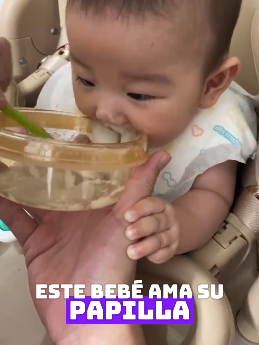 Cuando amas tu papilla pero mamá te da de comer súper rápido. 😆🥄 ¡Mira su carita de confusión! #Bebé  #Papilla #SituacionesdeVida #FunnyBaby