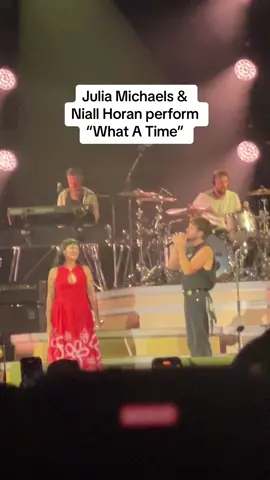 Julia Michaels joined Niall Horan’s LA show to perform “What A Time” together. 🎤 #juliamichaels #niallhoran #whatatime #livemusic #liveshow #performance #concert #liveperformance #niallhoranthistoen #juliamichaelswhatatime 