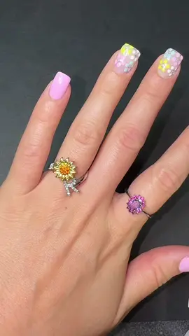 This is the most unique ring I’ve come across 🌻🤍 #rings #jewelry #flashsale #spinner #fidget #StressRelief #anxietyrelief #relaxing #initialrings #initialjewellery 