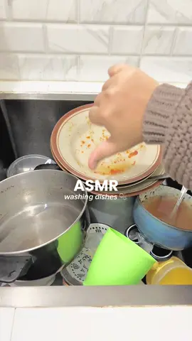 Mari cuci piring! 🫧 Kalian termasuk yang mager apa semangat cuci piring nih? 😂  (note: setelah kering, piring/gelas/ dll aku pindah ke rak 😉) #asmr #washingdishes #cucipiring #rumah #bersihbersihrumah #homedecor