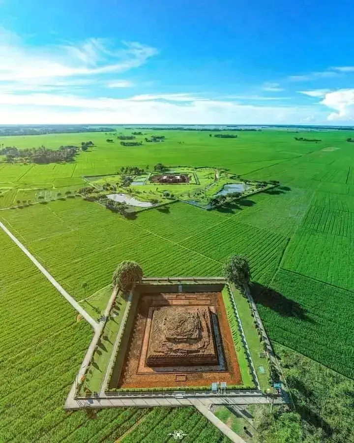 Menurut para ahli, bangunan ini merupakan peninggalan Kerajaan Hindu-Budha dan menjadi candi yang tertua di Jawa Barat. Masyarakat sekitar dulunya mengkeramatkan daerah tersebut karena banyak hewan ternak yang mati bila melewati lokasi ditemukannya candi. Dari catatan sejarah, Candi Jiwa pertama kali ditemukan pada tahun 1984. Selain Candi Jiwa, ada beberapa situs-situs lain yang tersembunyi di Komplek Percandian Batujaya. Hingga kini, penelitian terhadap situs tersebut masih terus dilakukan. Sebab diyakini masih ada sisa-sisa peninggalan sejarah yang terkubur di sekitar kawasan Candi Jiwa. #candijiwakarawang #situssejarah #karawang #jawabarat #sejarah #kerajaanhindubudha 