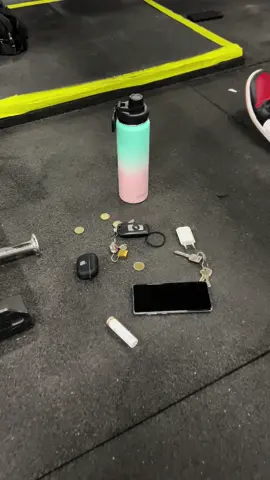 Ceste soporte magnético para botellas mantendrás todo organizado #gym #GymTok #gymrat #bottle #gymbro #gymmotivation  Etiqueta a tu amigo desordenado que necesita este bolso magnético para botellas entrenar en el gimnasio