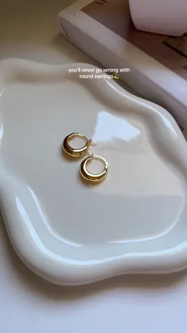 elegant as always #roundearrings #retroroundearrings #earrings #fyp 