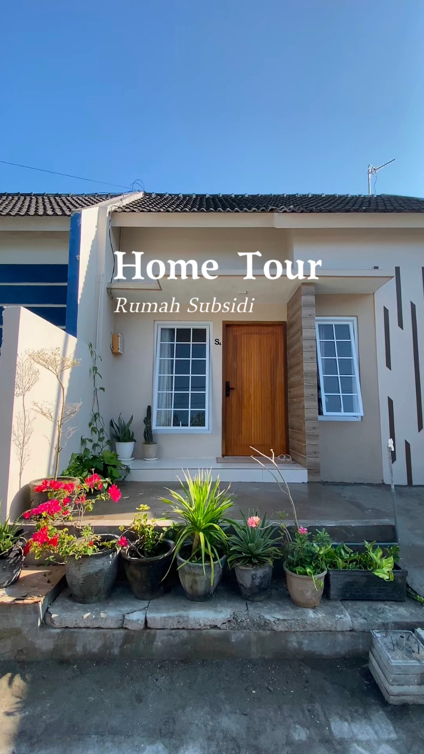 Finally home tour rumah subsidikuuuu.. Untuk seluruh renovasi aku pakai @semenbima yg sudah jelas kualitasnya 😊 #rumahminimalist #rumahaesthetic #rumahsubsidi #rumahtipe30x60 #rumahmilenial #inspirasirumah #semenbima 