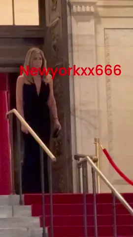 jennifer aniston filming season 4 of the morning show 🔥 #jenniferaniston #nyc #newyorkcity #newyork #hollywood #appletv #fyp