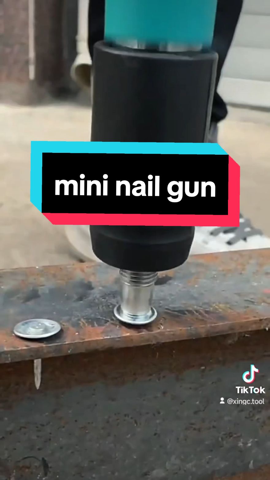 Throw away your hammer head, has anyone else never seen this nail gun tool?🛠️#nailgun #electricnailgun #hardwaretools #mininailgun #portable #steelnailgun #ceilingnailgun #tools #Home #man #pistolpaku 