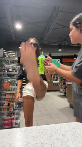 bea’s also barefoot btw