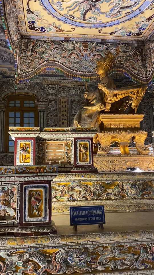 Bên trong Lăng điện Khải Định