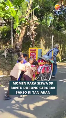 VIRAL!! Para siswa SD berbaju pramuka, bantu dorong gerobak bakso 🥹🍲 Viral video di akun TikTok fahrulhusencilorracing07, terlihat sekumpulan bocah SD membantu pedagang bakso mendorong gerobak di tanjakan. Aksi para bocah SD tuai pujian netizen.  Salut! Keren banget sih dek 🥹👍🏻 🎥 TikTok/fahrulhusencilorracing07 #anaksekolah #siswasd #fypシ #fyp 