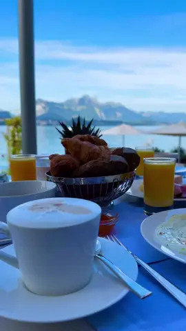 ☀️🩵 Good 〽️orning!  Breakfast view  @beatus_merligen 🔆 @switzerland.hotels  #switzerland_vacations #switzerland #swiss #swisshotels #hotelsandresorts #uniquehotels #lakeview #mountainview #suisse #swiss #schweiz #zuri #zurich 