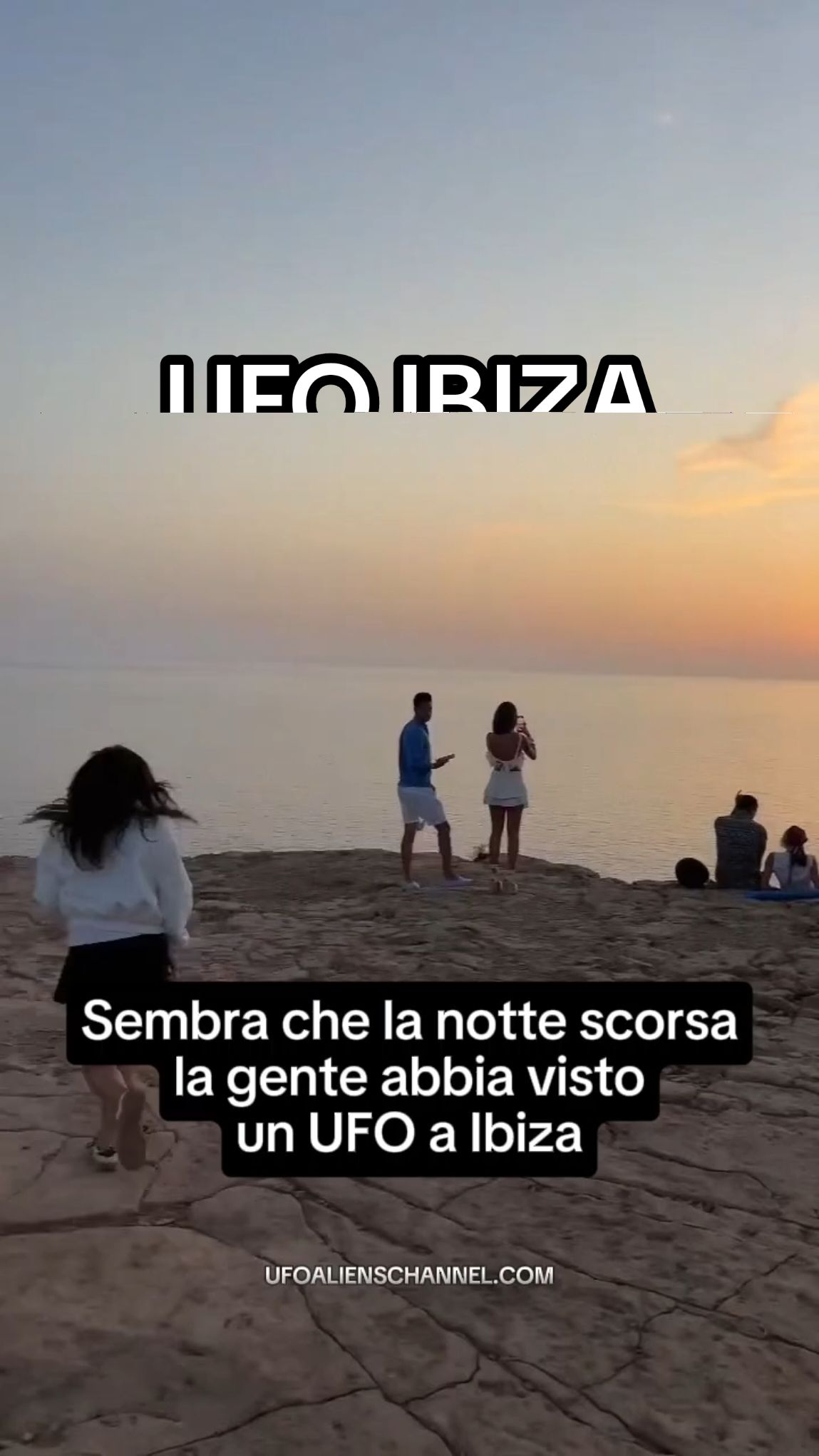 L'avvistamento UFO #🛸  a Ibiza scatena speculazioni e dibattiti • Un video ripreso dai turisti a Ibiza, in Spagna, mostra un misterioso oggetto volante che è apparso e scomparso nel cielo, scatenando discussioni sugli UFO. • L'avvistamento è avvenuto il 28 luglio ed è stato condiviso sulle piattaforme dei social media, generando un'attenzione significativa. • Il filmato raffigura un oggetto circolare bianco che assomiglia a una palla di luce, che svanisce rapidamente in un secondo. • Mentre alcuni ipotizzano che potrebbe essere un UFO, altri suggeriscono che potrebbe essere un trucco leggero o un'altra fonte di luce a causa dell'assenza di un oggetto solido nel video. • Questo incidente si aggiunge ai numerosi avvistamenti UFO segnalati negli Stati Uniti, con oltre 200.000 casi documentati. • L'avvistamento a Ibiza giunge in un momento in cui l'interesse per gli UFO è aumentato, con eventi recenti come audizioni del Congresso e indagini su fenomeni aerei inspiegabili. #ibizaufo #UAP #UFO 