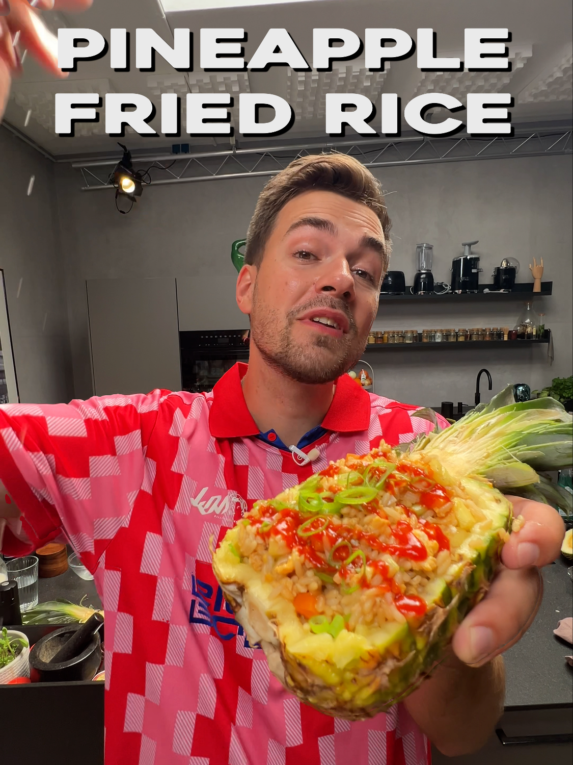 Pineapple Fried Rice 🍍🍚 Zutaten: - 1 Ananas - 4 Frühlingszwiebeln - 1 zehe Knoblauch - 1 Karotte - 200g Reis - 2 Eier - 2 EL Sojasauce - 1 EL Fischsauce - 1-2 EL Weißer Pfeffer - 1 EL MSG #Recipe #cooking #schnellerezepte #einfacherezepte  #rezept #rezepte