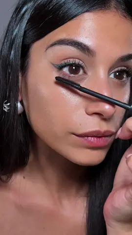 Makeup hack creando tu propio eyeliner 😍 #makeuphacks #hacksandtips #Eyeliner #eyelinerhack 