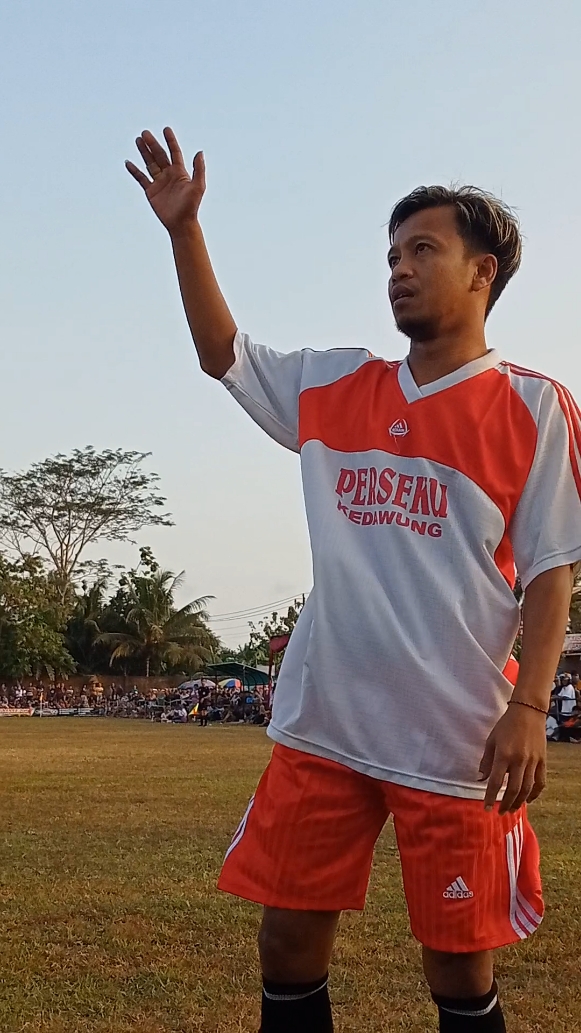 tendangan sudut dari PERSEKU KEDAWUNG yang di ambil oleh artis tarkam kita @Triembil10 di ajang KADES CUP DESA NUSAJATI  menyala abangkuh🔥🙌 #triembil #kadescup2024desanusajati #tarkamcilcap #tarkamsepakbola #tarkamnusantara 