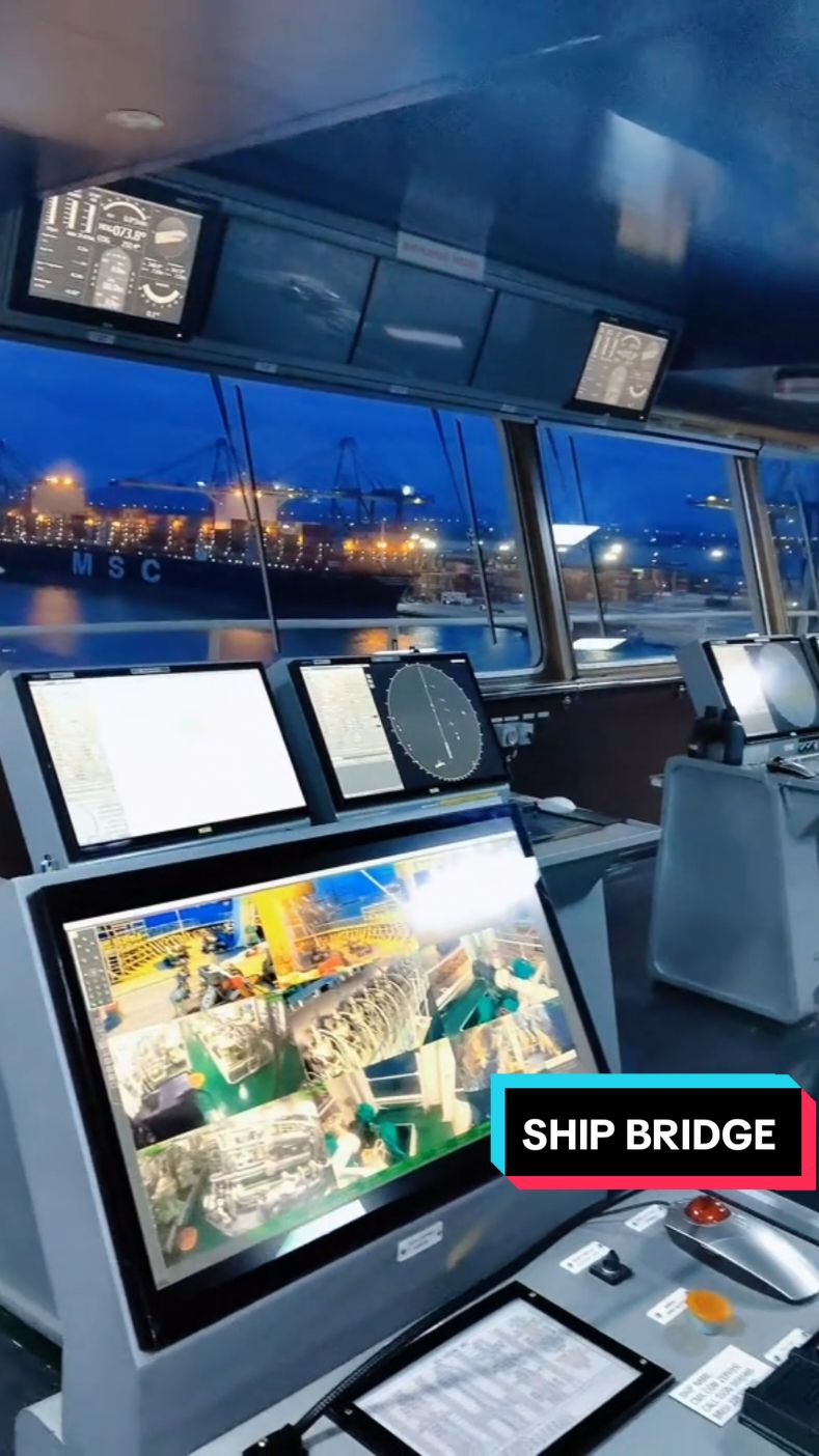 Normal bridge và Smart bridge.  Loại thứ 2 chắc ko ai lạ gì 😄tên của nó là Smart-bridge, tất cả các thiết bị từ ECDIS, ECDIS Pilot, Radar, GPS, Autopilot, CCTV... đều là của Warsila hết đó các bạn 😄.  Sỹ quan từ Junior muốn quản lý nguồn lực loại này phải sang Warsila của Đức để tranning và nhận bằng mới có thể đi được loại này. Mai mình mình lục lại video mình quay tại trụ sở Warsila cho mn xem giải trí nhé 🥰 đợt này chạy biển gần 20 ngày rảnh gần... #ship #sea #seaman 