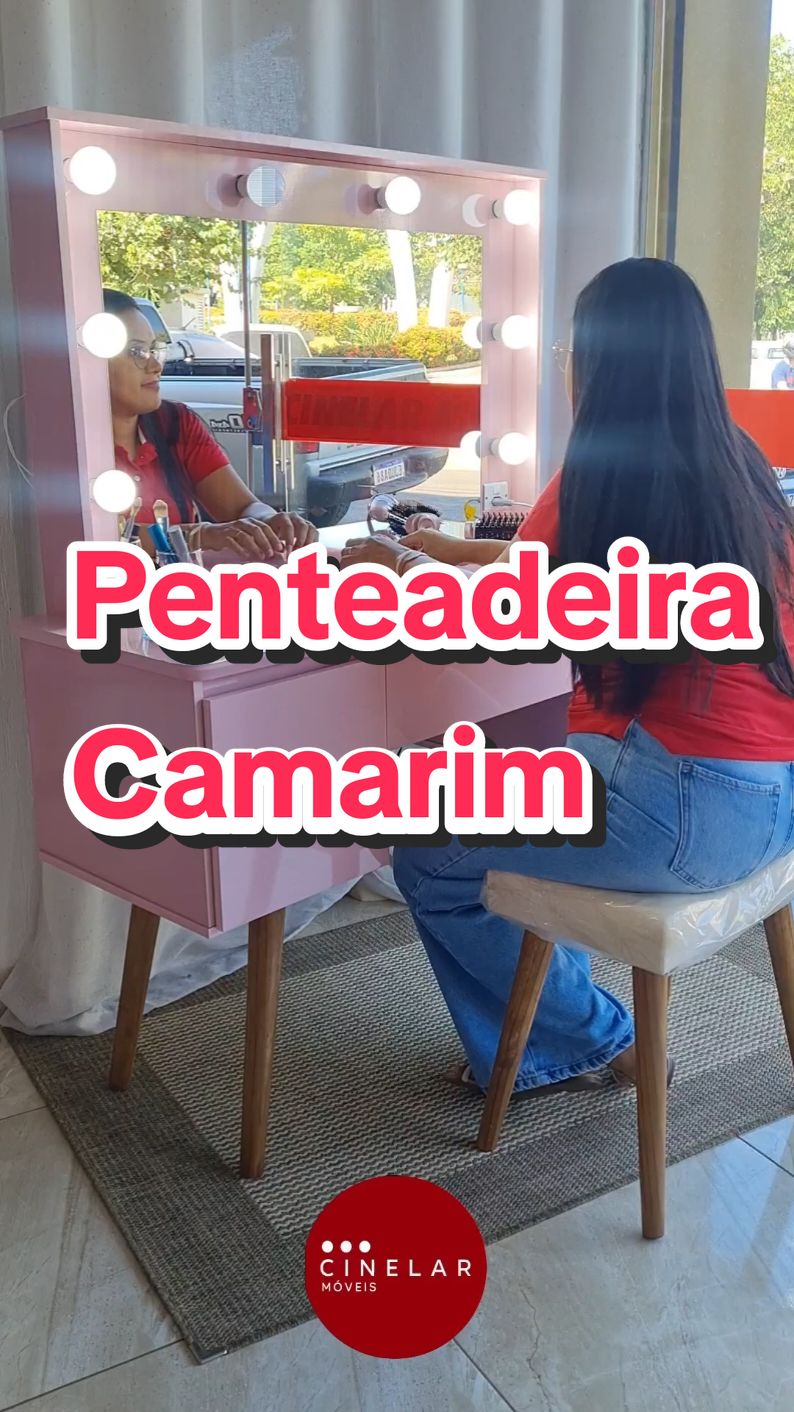 Penteadeira Camarim ✨️ Este lindo modelo que acompanha banqueta, com maior espaço  para organização com 5 gavetas ,tem sua funcionalidade com tomada e luzes ✨️ Para mais informações  entre em contato conosco: (17)99126-8613 ☎️ #patrimar #penteadeira #camarim #apaixonada 