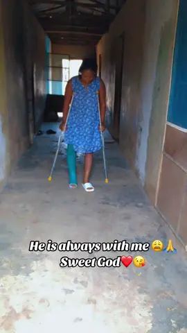 Every step forward is a victory no matter how small✌️💯#nigeriantiktok #helpmeplease #usingcrutches #femurfracture 