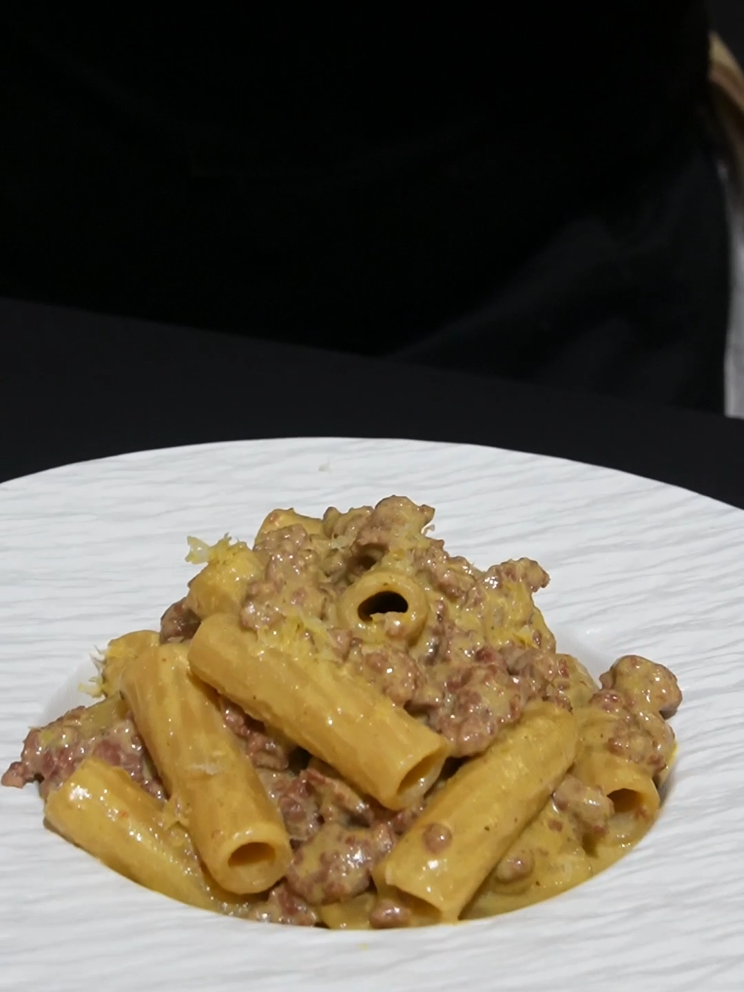 🍝🌿 Indulge in this delicious Pasta with Pistachio Pesto and Sausage! A perfect blend of creamy, nutty pesto and savory sausage. 🍋✨ Ingredients for the Pistachio Pesto: 1 cup shelled pistachios (150 g) 1/4 cup pine nuts (30 g) 1/2 cup grated Parmesan cheese (50 g) 1 clove garlic Grated zest of 1 lemon 1/2 cup extra virgin olive oil (100 ml) Salt and pepper to taste Bring a pot of water to a boil. Add the pistachios and boil for 3 minutes. Drain and peel the pistachios. In a blender, combine the peeled pistachios, pine nuts, grated Parmesan, garlic, lemon zest, a pinch of salt, and pepper. Blend while gradually adding the extra virgin olive oil until a smooth cream is obtained. Adjust salt and pepper to taste. Ingredients for the Pasta: 11 oz macaroni or other short pasta (320 g) 7 oz sausage (200 g) 2 tablespoons pistachio pesto (prepared earlier) Salt to taste Pepper to taste Bring a pot of salted water to a boil and cook the macaroni until al dente. Meanwhile, peel the sausages and crumble them into small pieces. In a pan, heat a drizzle of extra virgin olive oil. Add the sausage and sauté over medium heat until golden brown. Add a ladle of pasta cooking water to the sausage to keep the sauce moist. Drain the macaroni al dente and add them to the pan with the sausage. Add two tablespoons of pistachio pesto and mix well to combine everything. Adjust salt and pepper to taste. #giallozafferano #pasta #pistachio #sausage