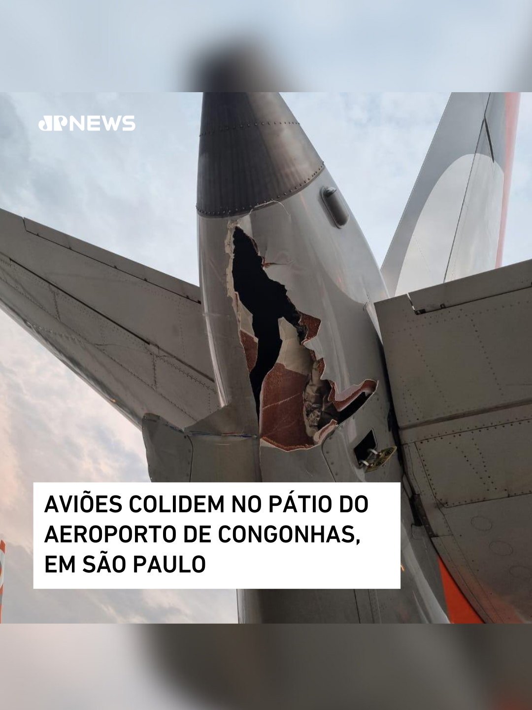 Uma colisão entre dois aviões das companhias aéreas Gol e Latam causou transtornos aos passageiros que estavam no Aeroporto de Congonhas, na Zona Sul de São Paulo. O incidente, que aconteceu na tarde da última segunda-feira (29), deixou uma das aeronaves bastante danificada e provocou o cancelamento de voos. Segundo informações da concessionária Aena, que é responsável pela administração do terminal, a colisão aconteceu após o equipamento de pushback, utilizado para rebocar as aeronaves da área de embarque até a pista de taxi, falhar. Vídeos que circulam nas redes sociais mostram o estado do Boeing 737 da Gol. Nas imagens, é possível ver que um buraco se abriu na parte inferior da fuselagem após a ponta de uma das asas do Airbus A319 da Latam colidir com a aeronave. Em nota, a Gol informou que os passageiros não ficaram feridos e foram reacomodados em outro avião. Já a Latam disse que a aeronave havia acabado de chegar do Rio de Janeiro e colidiu com o Boeing da Gol enquanto taxiava no aeroporto. As duas aeronaves foram enviadas para a manutenção. 📹 Reprodução: Redes Sociais 📺 Confira na JP News e Panflix   #JovemPanNews #Avião #Latam #Gol #Congonhas