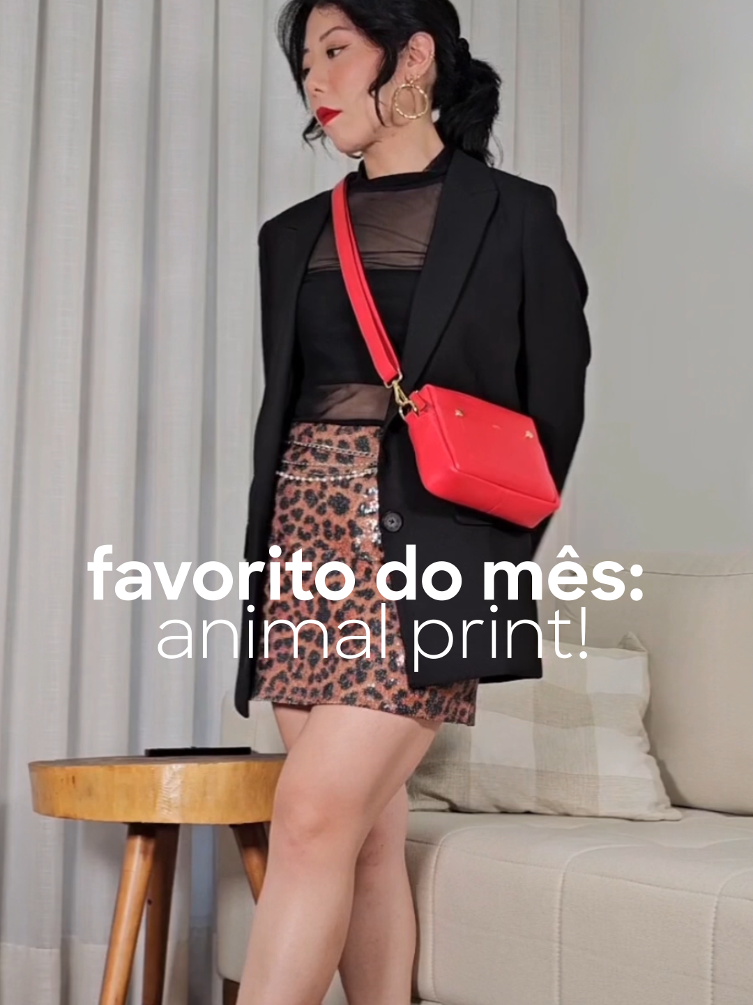 E se o animal print for viciado em mim e eu for só uma vítima? A @found.sp também é fã da tendência e apostou na saia de animal print e no blazer preto para criar um look despojado e chique: tu-do! #AnimalPrint #SaiaAnimalPrint #FashionTok #TikTokFashion #Moda