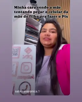 Uma mãe tentando pagar com o celular#criança 