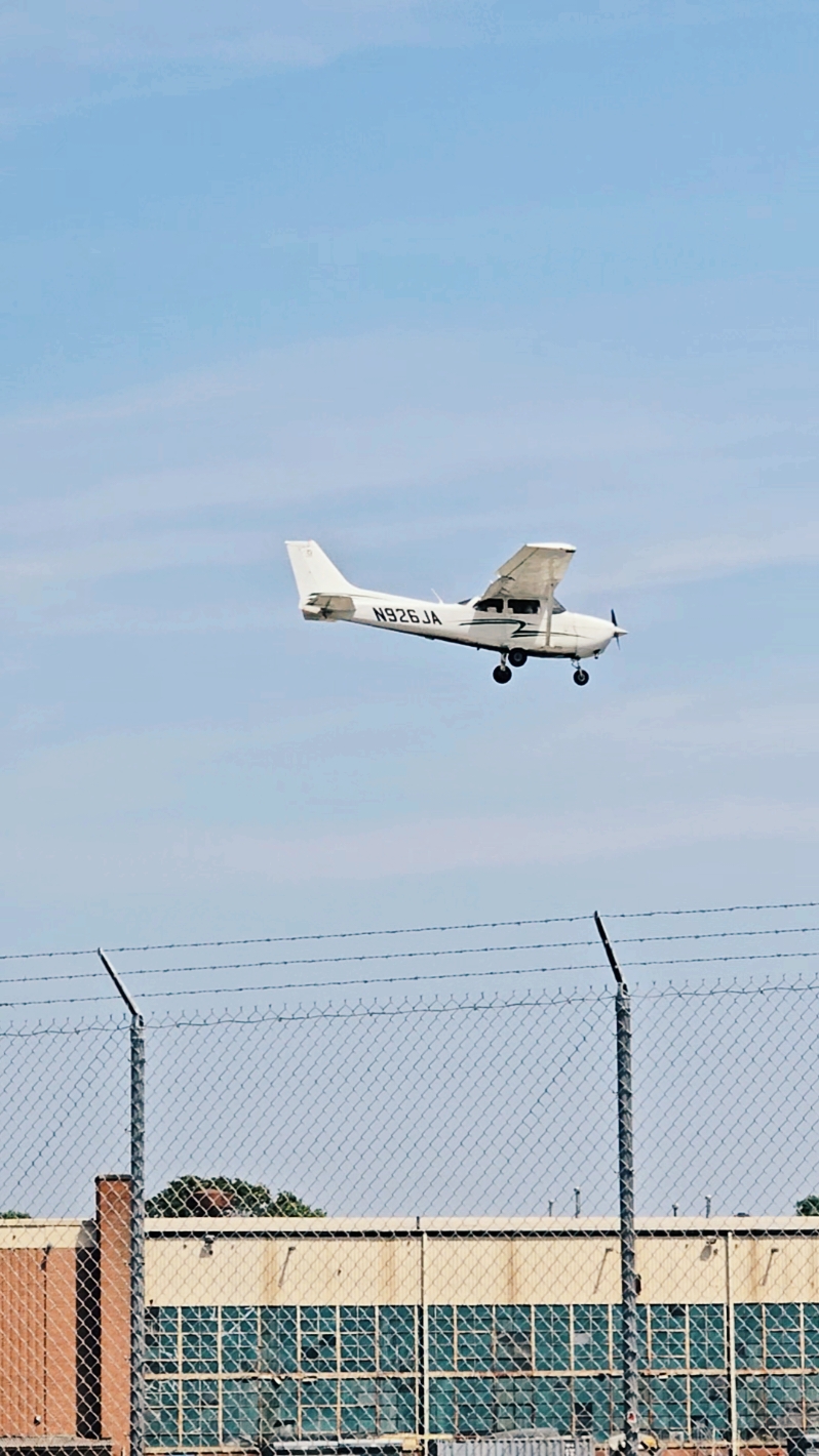 Little Cessna landing in Republic Airport NY #aviation #cessna #republicairport 