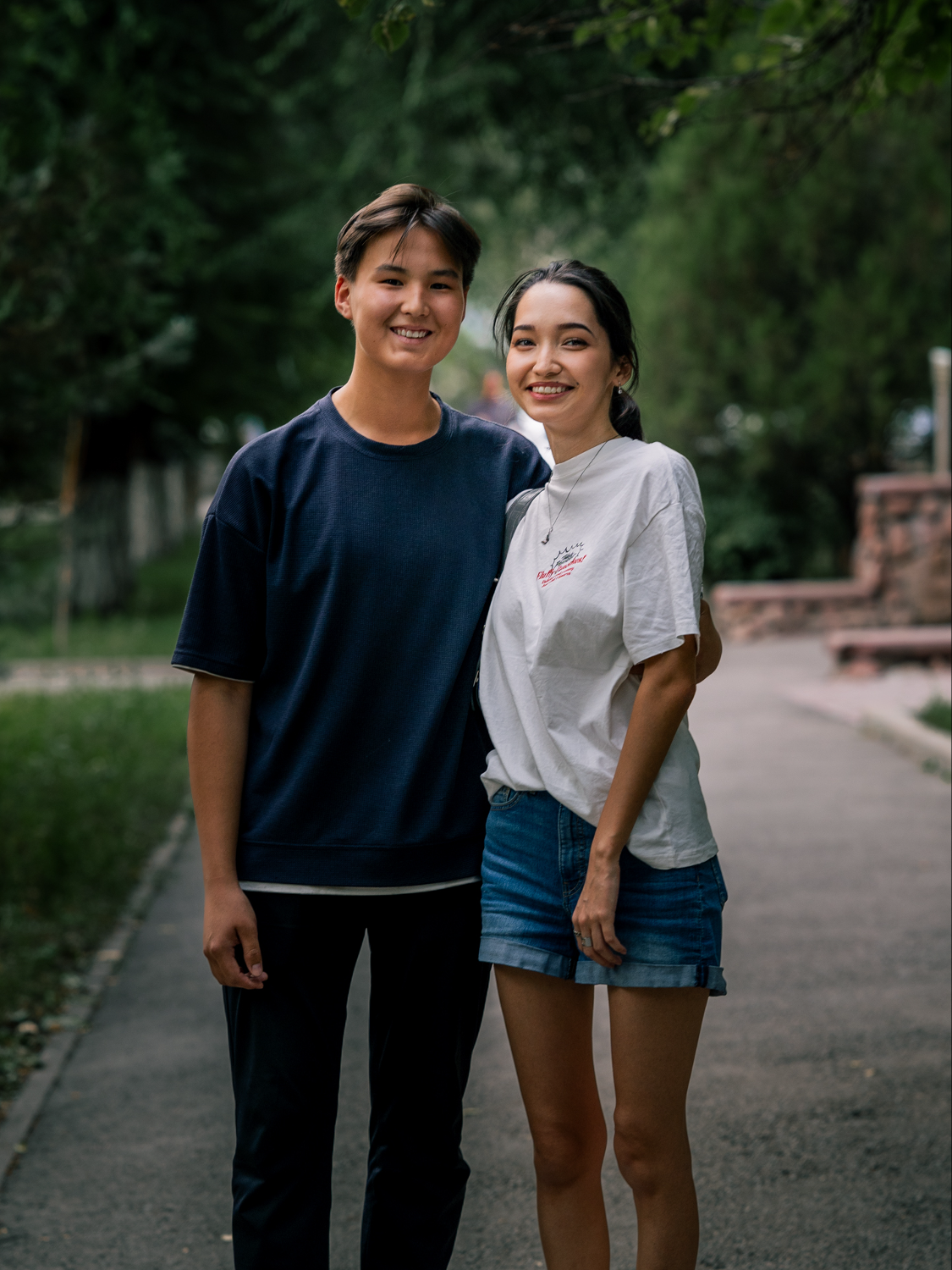 Встретил милую пару 🥰, уличные портреты Алматы 🍎 #streetportraits #streetphotographer #lightroom #fypp #fypシ #couple #cute #lovely #almaty 